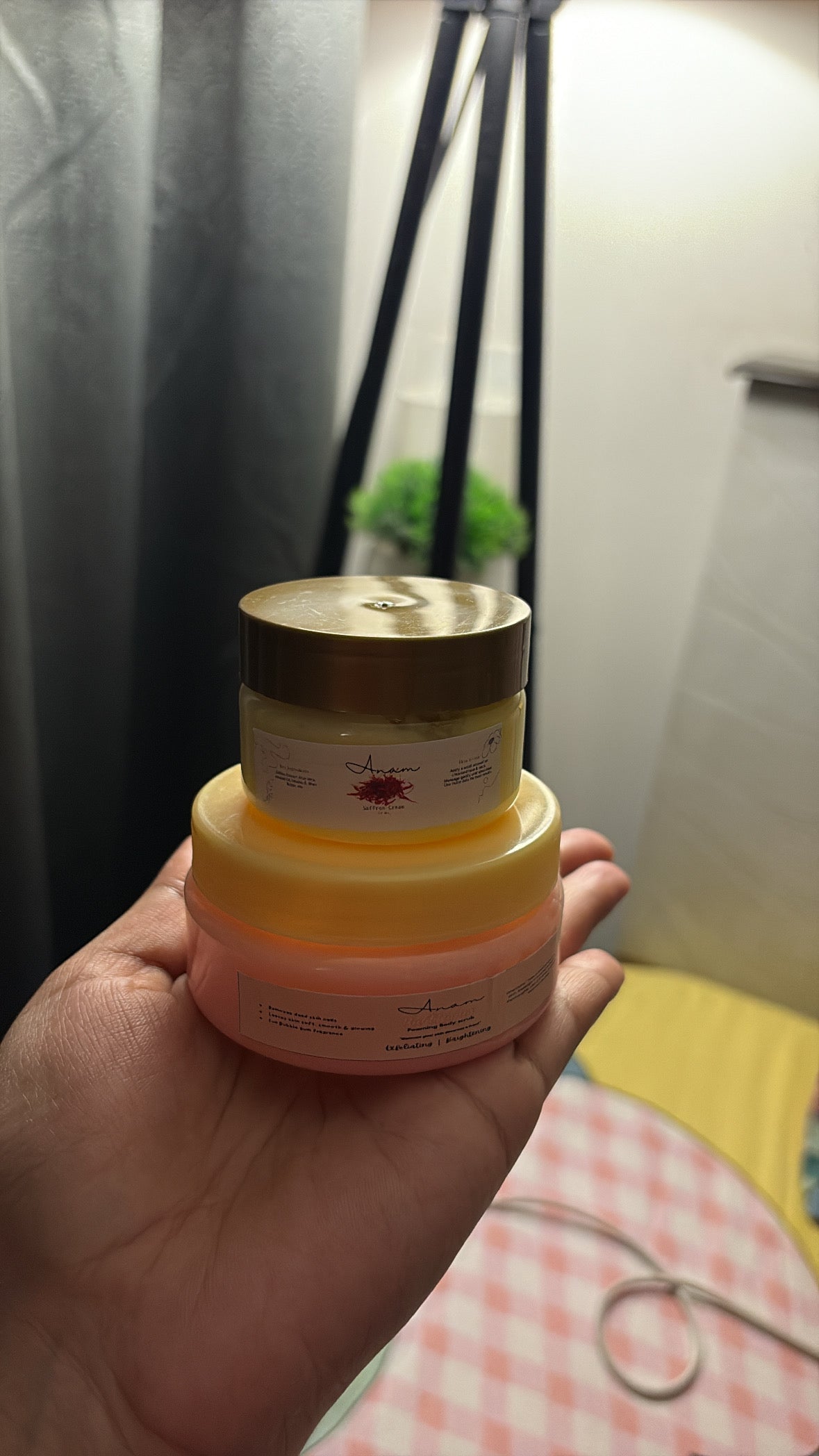 Bubble gum scrub with saffron moisturiser